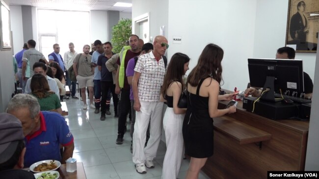 Buca Belediyesi’ne ait lokantada her gün 11.30- 17.00 saatleri arasında, çorba, ana yemek, yardımcı yemek, salata ve suyun bulunduğu menü 45 liraya sunuluyor.