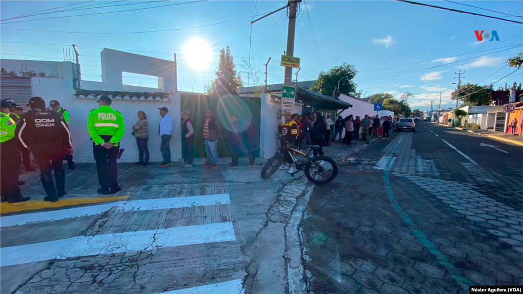 Largas filas de personas podían verse desde muy temprano frente a los centros de votación en la mañana de este domingo 15 de octubre en Quito, Ecuador,