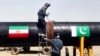 Pekerja las Iran bekerja memasang jalur pipa yang akan memasok gas dari Iran ke Pakistan di Chabahar, Iran, wilayah dekat perbatasan Pakistan, pada 11 Maret 2013. (Foto: AP/Vahid Salemi)