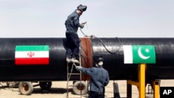 Pekerja las Iran bekerja memasang jalur pipa yang akan memasok gas dari Iran ke Pakistan di Chabahar, Iran, wilayah dekat perbatasan Pakistan, pada 11 Maret 2013. (Foto: AP/Vahid Salemi)