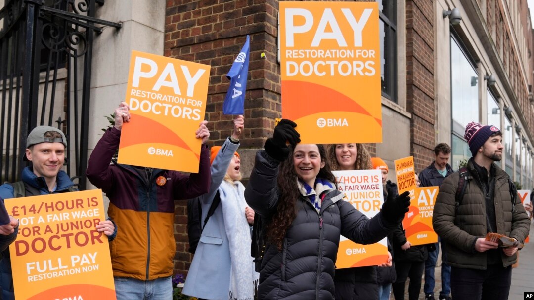 Para dokter muda berdemo dan mogok kerja menuntut kenaikah upah, di London, Inggris, 14 Maret 2023. (Foto: Alastair Grant/AP Photo)