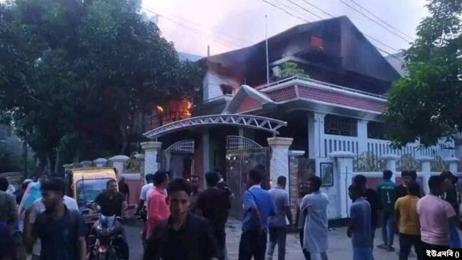 শেখ হাসিনা সরকারের পতনের পর তৎকালীন জাতীয় সংসদের হুইপ মাশরাফি বিন মর্তুজার বাড়িতে আগুন দেওয়া হয়।