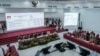 Komisioner dan pejabat Komisi Pemilihan Umum (KPU) menghadiri rapat hari terakhir penghitungan hasil pemilu Februari 2024 di kantor KPU Jakarta, 20 Maret 2024. (Yasuyoshi CHIBA/AFP)