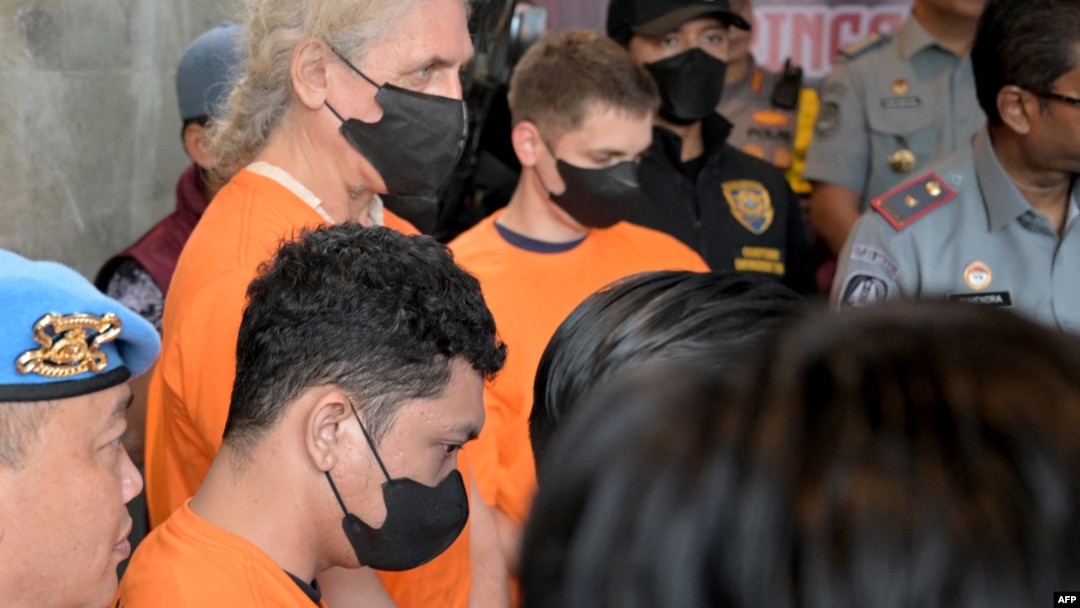 Tersangka dari Ukraina dan Rusia diperlihatkan kepada awak media menyusul penggerebekan polisi terhadap laboratorium narkoba, saat konferensi pers di Desa Tibubeneng, Kabupaten Badung di pulau Bali, 13 Mei 2024. (SONNY TUMBELAKA / AFP)