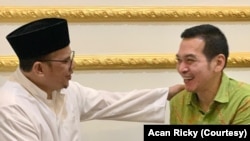 Daniel Johan greets Habib Ridho bin Yahya in Pontianak, West Kalimantan, on Feb. 20, 2023.