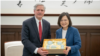 美国共和党参议员约翰·霍文(John Hoeven)2023年4月13日在访问台湾时会见总统蔡英文。（台湾总统府照片）