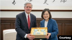 美国共和党参议员约翰·霍文(John Hoeven)2023年4月13日在访问台湾时会见总统蔡英文。（台湾总统府照片）