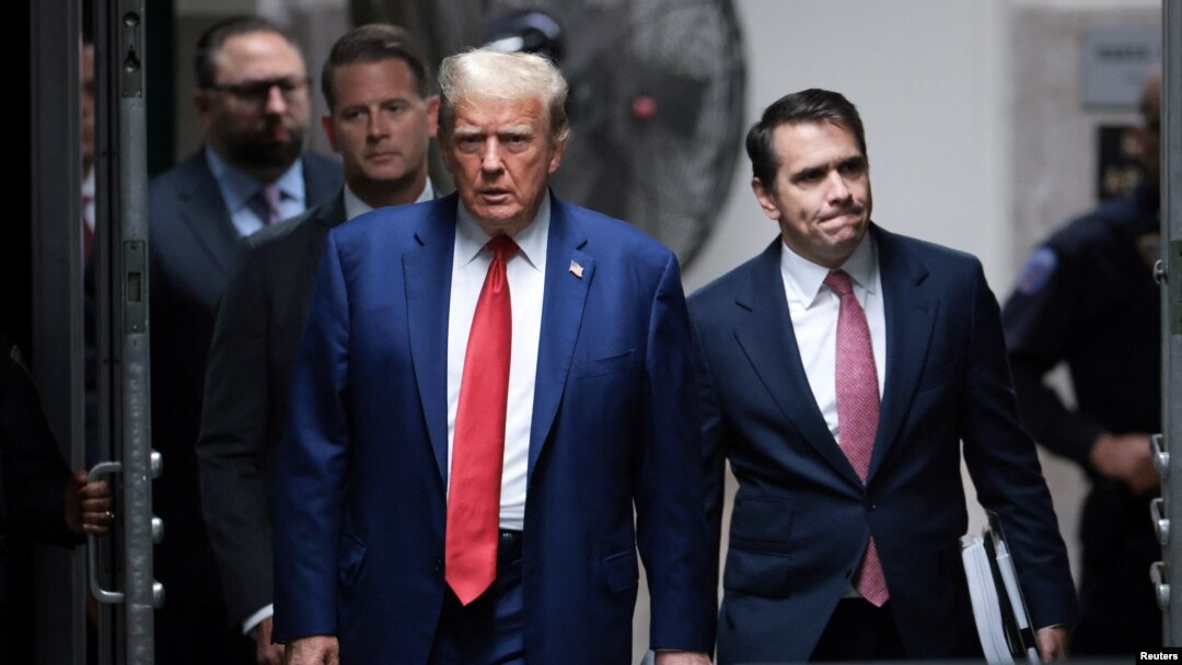 El expresidente estadounidense Donald Trump camina ante el tribunal en medio de su juicio por supuestamente encubrir pagos de dinero para guardar silencio en el Tribunal Penal de Manhattan el 6 de mayo de 2024 en la ciudad de Nueva York.