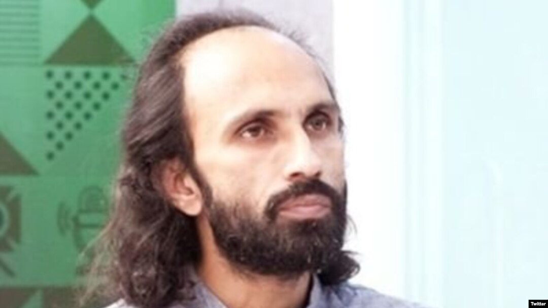 د فرهاد مېرمن اېن نقوي وايي خاوند يې د می په ۱۵مه د کور څخه لادرکه شوی او تراوسه هیڅ معلومات نه لري چې چېرته دی. "زه تمه لرم چې عدالت به فرهاد واپس راوستو کې خپل رول ولوبوی."