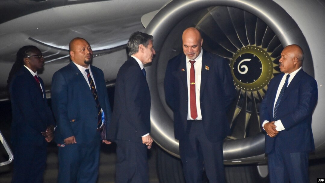 Wakil Perdana Menteri Papua Nugini John Rosso (kedua dari kanan) menyambut Menteri Luar Negeri AS Antony Blinken (tengah) ketika ia tiba di Bandara Internasional Port Moresby, Papua Nugini, pada 21 Mei 2023. (Foto: AFP/Andrew Kutan)