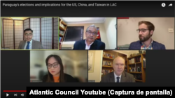 De izq a der, desde arriba, los analistas Pepe Zhang, Fernando Masi, Lev Nachman, Victoria Chonn y Evan Ellis participan en el panel Elecciones en Paraguay y las implicaciones para los EEUU, China y Taiwán en América Latina y el Caribe, organizado por el Adrienne Arsht Latin America Center en el Atlantic Council, el 28 de abril de 2023.