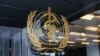 El logotipo de la Organización Mundial de la Salud en la entrada del edificio de la OMS, en Ginebra, Suiza, el 20 de diciembre de 2021.