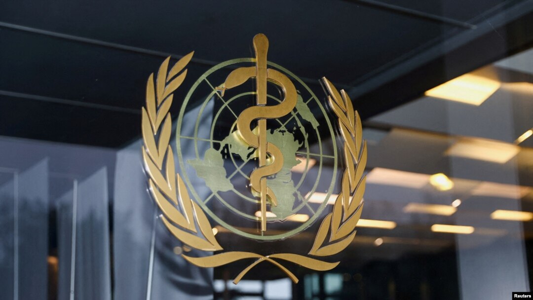 El logotipo de la Organización Mundial de la Salud en la entrada del edificio de la OMS, en Ginebra, Suiza, el 20 de diciembre de 2021.