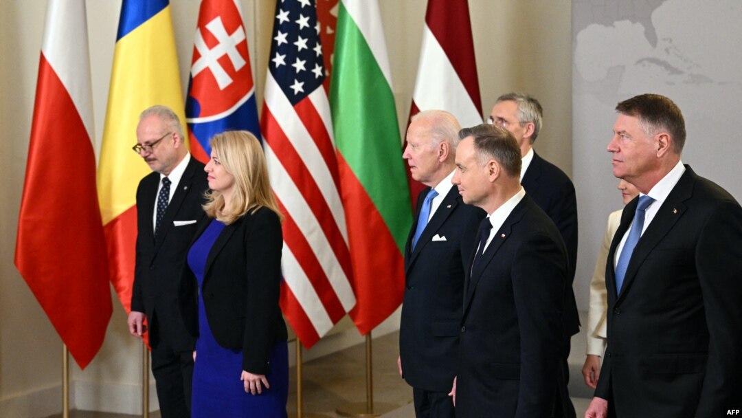Presiden Latvia Egils Levits, Presiden Slovakia Zuzana Caputova, Presiden AS Joe Biden, Presiden Polandia Andrzej Duda, Presiden Rumania Klaus Iohannis di Istana Kepresidenan di Warsawa pada 22 Februari 2023. (Foto: Mandel NGAN/AFP)