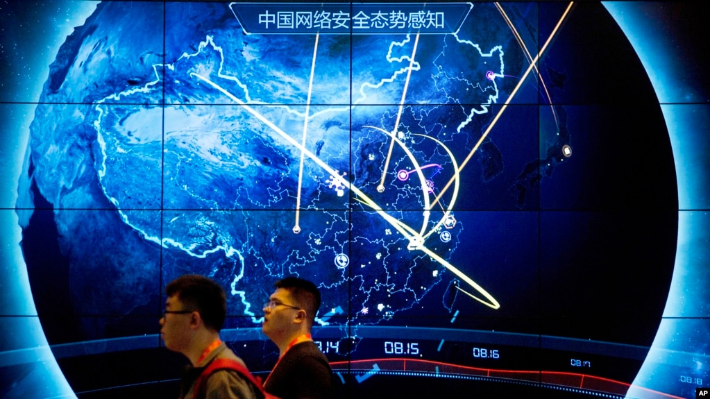 资料照片：2017年9月12日，在北京举行的中国互联网安全大会上，与会者走过显示中国最近受到网络攻击的电子显示屏。（美联社照片）(photo:VOA)