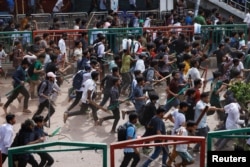 Liga Chhatra Bangladesh, sayap mahasiswa dari partai berkuasa Liga Awami Bangladesh, dan pengunjuk rasa anti-kuota terlibat bentrokan di kawasan Dhaka College, di Dhaka, Bangladesh, 16 Juli 2024. (REUTERS/Mohammad Ponir Hossain)