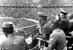 Adolf Hitler u loži Olimpijskog stadiona u Berlinu 1936. (Foto: AP)