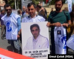 Görev başındayken gördüğü şiddet sonucu hayatını kaybeden sağlık çalışanlarının fotoğraflarını taşıyan hekimler, sağlık çalışanlarına şiddeti protesto etti.