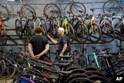 Dan Inks (kanan), tengah melihat-lihat sepeda di toko sepeda University Bicycles di Boulder, Colorado, 30 April 2024. (AP/Thomas Peipert)