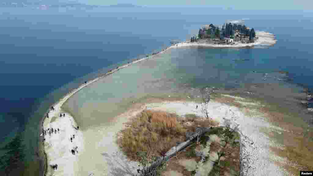 Gambar yang diambil dengan drone menunjukkan Pulau San Biagio, yang terkena dampak kekeringan di Danau Garda, dekat Lido, Manerba, Italia.