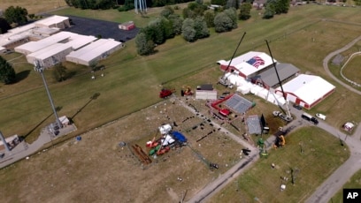 Ferma Butler ku mbahej tubimi gjatë të cilit u plagos ish-Presidenti Donald Trump më 13 korrik 2024. Majtas godinat ku gjendej atentatori.