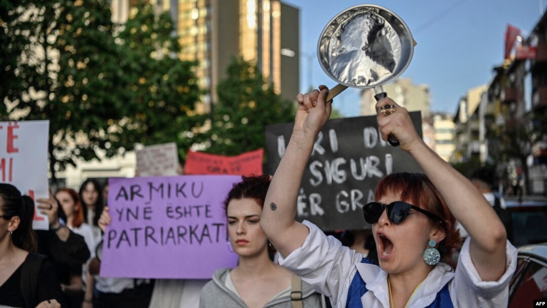 Protest u Prištini posle ubistva 21-godišnje žene i zahtevi za oštriju politiku protiv počinilaca nasilja nad ženama. 15. april, 2024. (Foto: AFP /Armend NIMANI)
