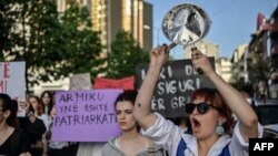 Protest u Prištini posle ubistva 21-godišnje žene i zahtevi za oštriju politiku protiv počinilaca nasilja nad ženama. 15. april, 2024. (Foto: AFP /Armend NIMANI)
