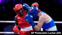 Paris 2024 - a moçambicana Alcinda Dos Santos (esq.) e a eslovaca Triebelova Jessica em combate na categoria dos 66 quilos, 28 julho 2024