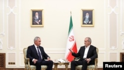 Presiden Iran Masoud Pezeshkian (kanan) bertemu dengan sekretaris Dewan Keamanan Nasional Rusia, Sergei Shoigu, di Teheran, Iran, pada 5 Agustus 2024. (Foto: Iran's Presidency/WANA/Handout via Reuters)