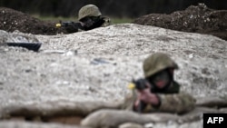 Ukraine Army recruits take part in a trench warfare training session with members of Britain's and New Zealand's armed forces personnel at a Ministry of Defense training base in southern England, March 27, 2023. 