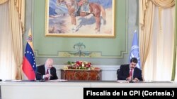 El fiscal Karim Khan firma un memorando de entendimiento con el presidente Nicolás Maduro durante su primera visita a Caracas en noviembre del 2021. [Archivo]