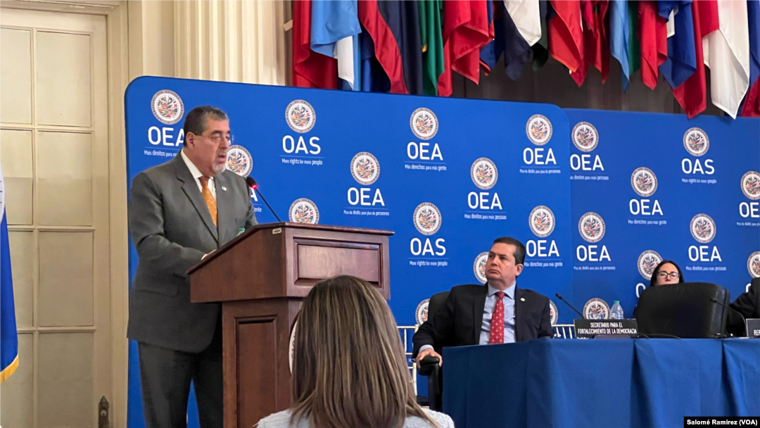 Bernardo Arévalo, presidente de Guatemala, habla ante el Consejo Permanente de la Organización de los Estados Americanos en Washington, el 26 de marzo de 2024.