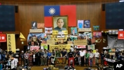 资料照片：“太阳花运动”的学生们占领台湾立法会，抗议与中国的贸易协定。( 2014年4月7日)