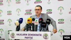 Serhat Eren li dema preskonferansekê li navenda HDP'ê li Enqerê.