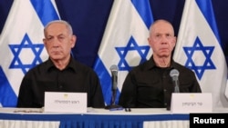 Премьер-министр Израиля Биньямин Нетаньяху и министр обороны Йоав Галлант во время пресс-конференции на военной базе Кирья в Тель-Авиве, 28 октября 2023 года.