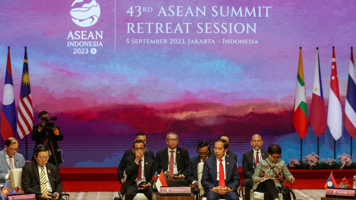 ASEAN Opens Summit in Jakarta