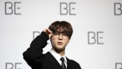 FILE - Jin, anggota band K-pop BTS, saat konferensi pers untuk memperkenalkan album "BE" di Seoul, Korea Selatan, Jumat, 20 November 2020. (AP/Lee Jin-man)