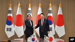 2023年5月7日，韩国总统尹锡悦(右)在韩国总统府会见日本首相岸田文雄（美联社）