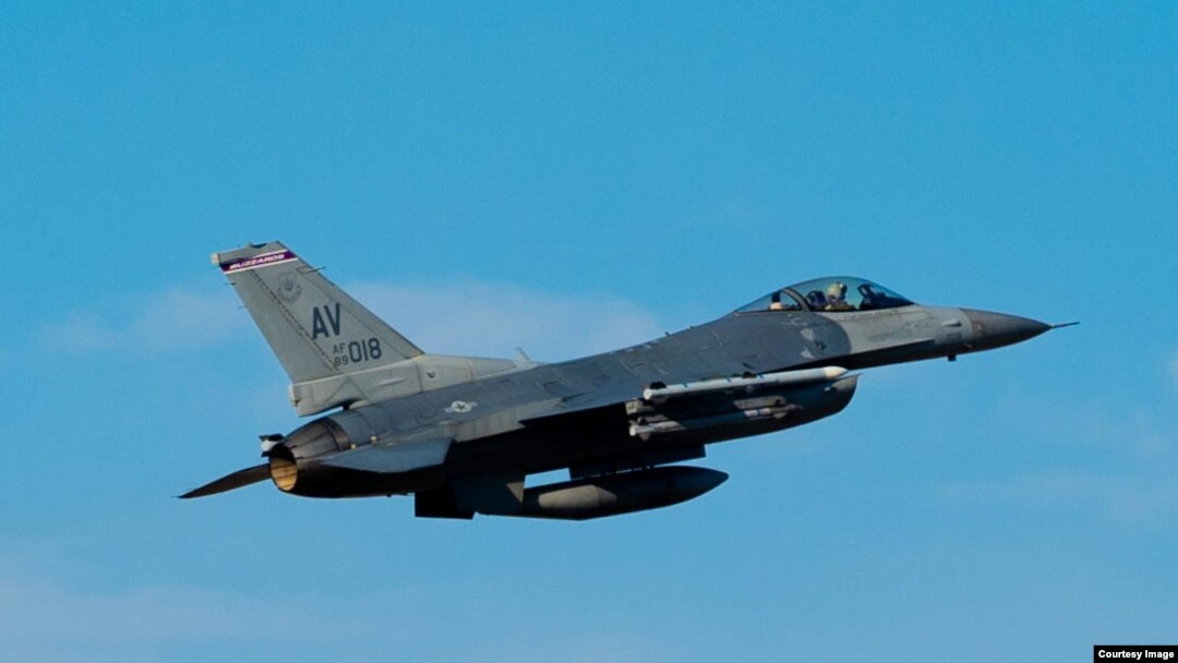 Američi lovac F-16 prelijeće iznad BiH. (Foto: Ambasada SAD)