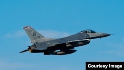 Američi lovac F-16 prelijeće iznad BiH. (Foto: Ambasada SAD)