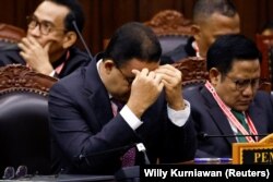 Kandidat presiden Anies Baswedan, beserta pasangannya, Muhaimin Iskandar di Gedung Mahkamah Konstitusi di Jakarta, 22 April 2024. (Foto: REUTERS/Willy Kurniawan)