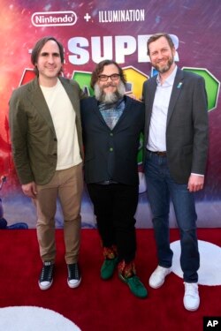 Dari kiri: Michael Jelenic, Jack Black dan Aaron Horvath pada pemutaran perdana "The Super Mario Bros. Movie" di Regal LA Live, Los Angeles, Sabtu, 1 April 2023. (Allison Dinner/Invision/AP)