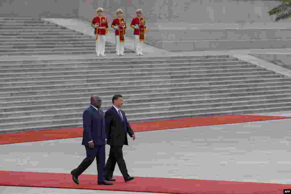 Mokonzi ya Chine Xi Jimping (G) na mokonzi ya RDC Félix Tshisekedi bazali kotambola na libanda lya Palais du peuple, na Beijing (Pékin), Chine 26 sanza ya mitano 2023.