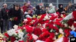 Cư dân Moscow đặt vòng hoa và đồ chơi tưởng niệm các nạn nhân vụ tấn công tối ngày 22/3/2024 vào phòng hòa nhạc ở ngoại ô Moscow khiến ít nhất 133 người thiệt mạng.