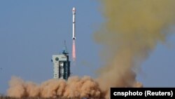 中國在甘肅酒泉衛星發射中心使用長征四號乙運載火箭將風雲三號G星氣象衛星發射升空。（2023年4月16日）