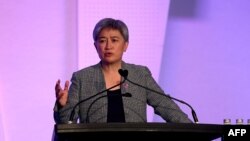 Menteri Luar Negeri Australia Penny Wong berbicara dalam secuah acara di Brisbane, pada 28 Juli 2023. (Foto: AFP/Pat Hoelscher)