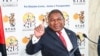 Filipe Nyusi, Presidente de Moçambique, exibe o dedo depois de votar nas sextas Eleições Autárquicas 