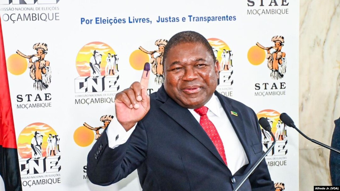 Filipe Nyusi, Presidente de Moçambique, exibe o dedo depois de votar nas sextas Eleições Autárquicas 