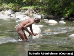 Matoimi atau aktivitas memanah ikan di sungai yang dilakukan kaum lelaki, dari anak-anak sampai dewasa. (Foto: Dok Safrudin Abdulrahman)