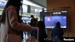 16일 한국 서울 시내 철도역 이용객들이 북한 미사일 발사 TV 뉴스를 시청하고 있다. 
